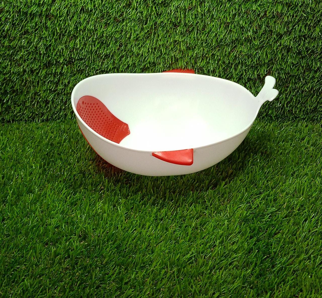 Versatile plastic bowl with strainer for various foods Versatile plastic bowl with strainer for various foods